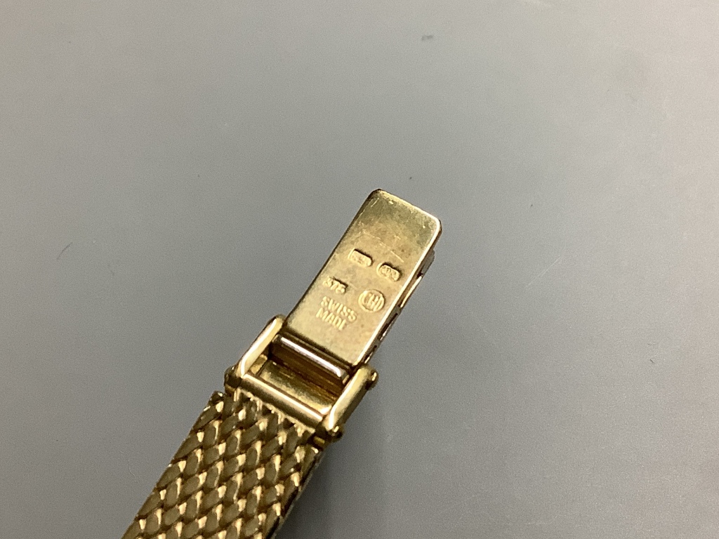 A lady's modern 9ct gold Tissot Saphir quartz wrist watch, on integral 9ct gold bracelet, overall 18.5cm